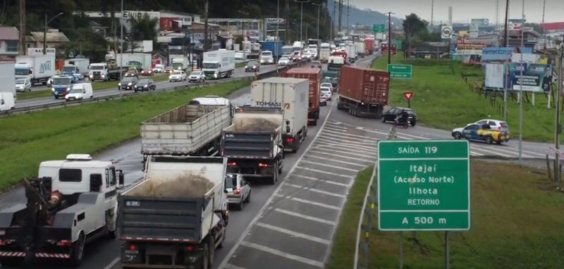 Congestionamento na BR-101 &eacute; di&aacute;rio em v&aacute;rios trechos – Foto: Marcelo Feble/NDTV