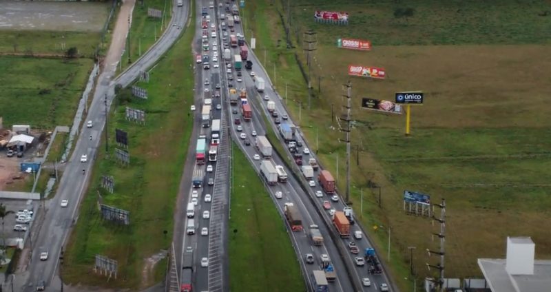 Engarrafamento na BR-101 atrasa moradores locais e turistas que passeiam pelo Litoral catarinense – Foto: Marcelo Feble/NDTV