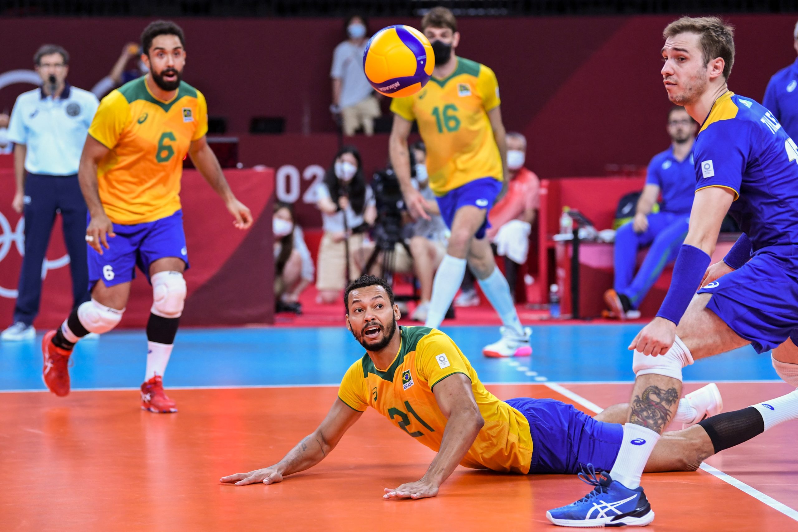 Vôlei masculino: Brasil reage, mas perde para Japão no tie-break