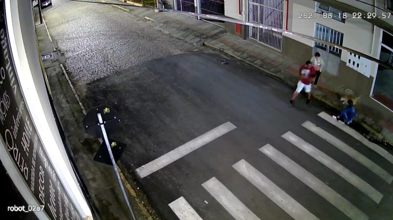 C&acirc;mera de monitoramento flagra momento da briga em Rio do Sul nesta quarta-feira (18) – Foto: Reprodu&ccedil;&atilde;o/ND