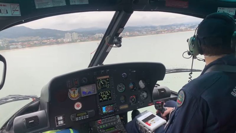 Pescadores resgatam tripulantes de barco após naufrágio em Penha – Foto: Corpo de Bombeiros/Divulgação