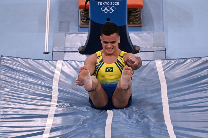 Brasileiro Caio Souza durante exercícios na ginástica artística nos Jogos Olímpicos de Tóquio – Foto: Lionel BONAVENTURE / AFP