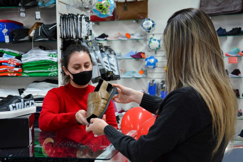 Vestuário e calçados estão entre as preferências dos consumidores na hora de escolher o presente de Dia dos Pais – Foto: CDL Chapecó/ND