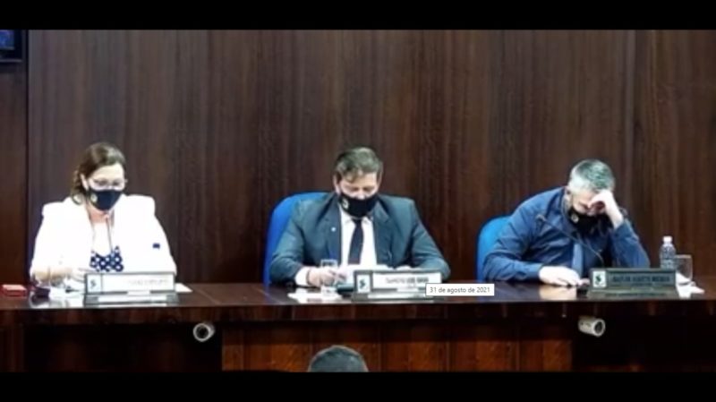 Leitura dos pr&ecirc;mios da rifa ‘A Fazendinha’ no final da sess&atilde;o da C&acirc;mara de Vereadores de Nova Veneza&nbsp; causou risos e viralizou na internet – Foto: Reprodu&ccedil;&atilde;o/ND