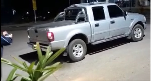 motorista dá ré no carro e quase atropela um morador