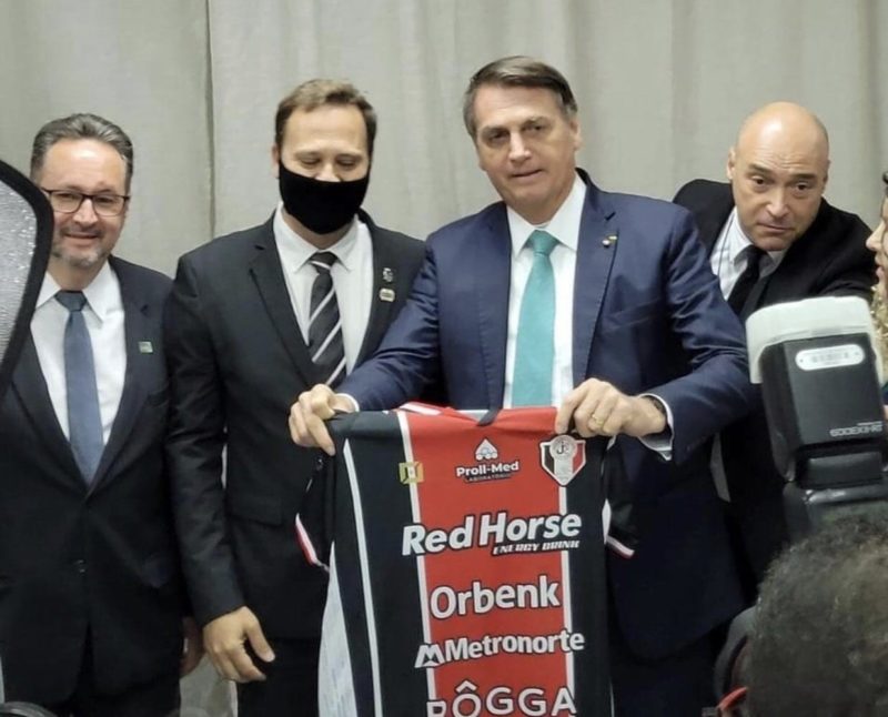 Presidente Jair Bolsonaro foi presenteado com a camisa do JEC durante almo&ccedil;o – Foto: Divulga&ccedil;&atilde;o/ND