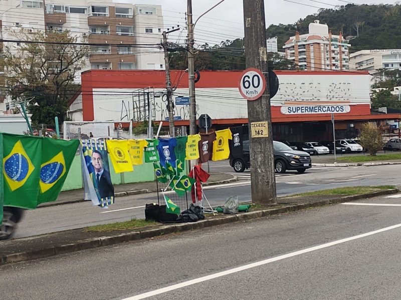 No entorno do local, camisetas com dizeres em apoio ao Bolsonaro, bandeiras do Brasil e toalhas com a foto do presidente s&atilde;o vendidas – Foto: Divulga&ccedil;&atilde;o/ND