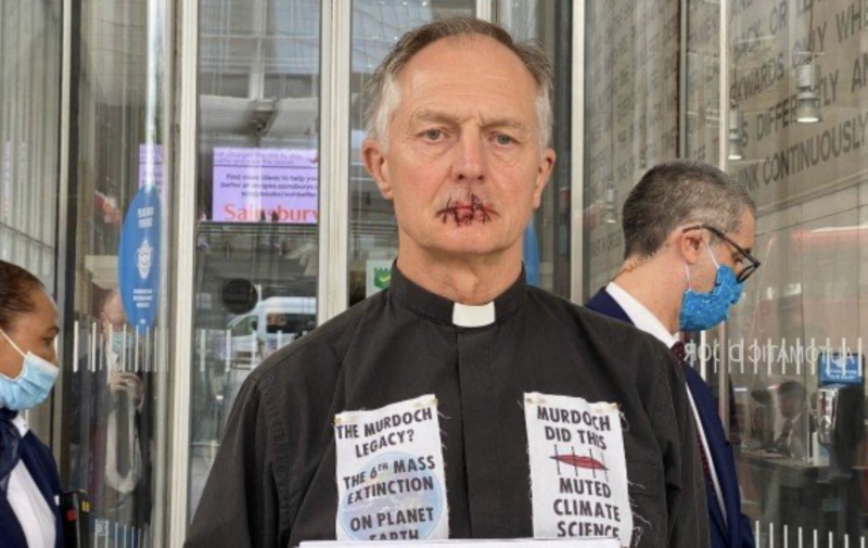 O padre com os lábios costurados: protesto radical – Foto: Reprodução
