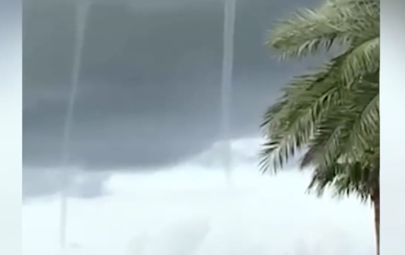 V&iacute;deo flagra duas trombas d’&aacute;gua descendo de nuvens pesadas – Foto: Reprodu&ccedil;&atilde;o