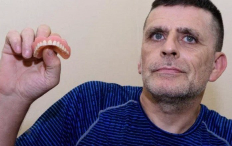 N&atilde;o houve dentista que resolvesse o problema do banguela, assim, restaram os dentes do defunto – Foto: Reprodu&ccedil;&atilde;o