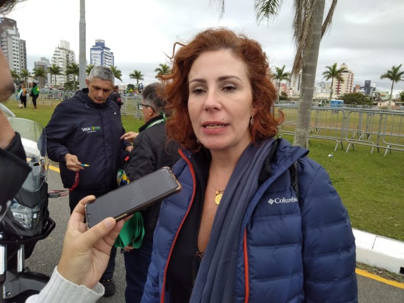 Deputada Carla Zambelli ressalta legalidade de seu porte de arma, embora n&atilde;o pudesse, por lei eleitoral, ser transportada 24 horas antes das elei&ccedil;&otilde;es – Foto: Paulo Rolemberg/ND