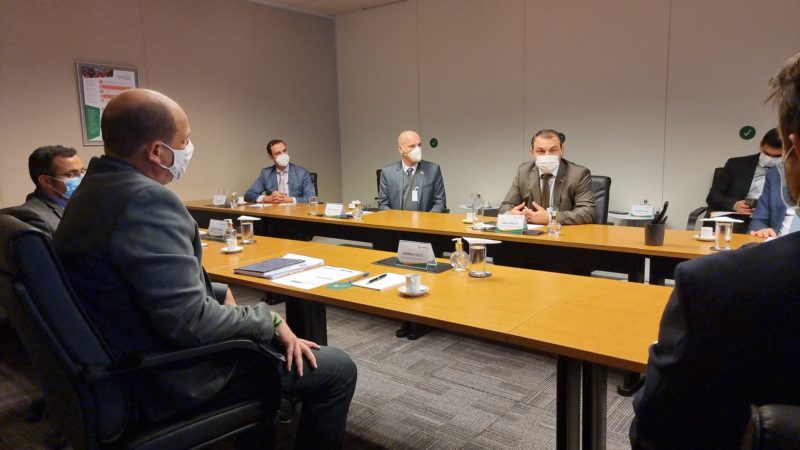 Carlos Moisés estava acompanhado dos presidentes da SCGÁS, Willian Anderson Lehmkuhl; da Fiesc (Federação das Indústrias), Mário Cezar de Aguiar; e da Celesc, Cleicio Poletto, na reunião da Petrobras – Foto: Peterson Paul/Secom/Divulgação/ND