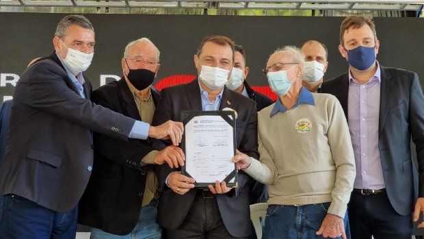 Governador Carlos Moisés assinou convênio com a Prefeitura de Pedras Grandes para pavimentação da Rodovia da Imigração Italiana – Foto: Peterson Paul/Secom/ND
