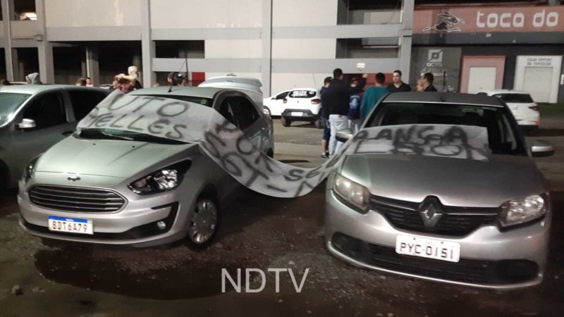 Motoristas de aplicativo fizeram uma carreata por várias ruas de Joinville no domingo (8), um dia depois do assassinato de um colega de profissão. Os motoristas pedem por mais segurança. “Toda hora a gente está sendo alvo de assaltos. A gente tem brigado com as operadoras de aplicativo por mais segurança porque, por mais que tenha a certificação de CPF, infelizmente isso não serviu de nada”, fala Wagner Mira, que faz o serviço há mais de dois anos – Foto: Thiago Bonin/NDTV