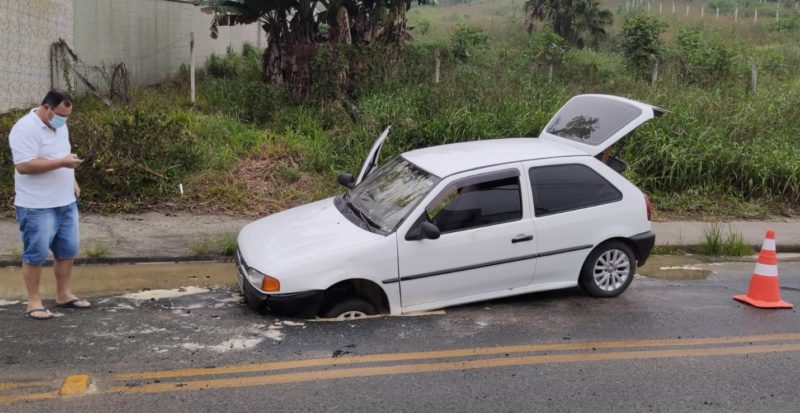 Carro ca&iacute;do em buraco, em Blumenau, &eacute; um triste exemplo da situa&ccedil;&atilde;o ca&oacute;tica das ruas e rodovias nacionais – Foto: St&ecirc;v&atilde;o Lima/ND