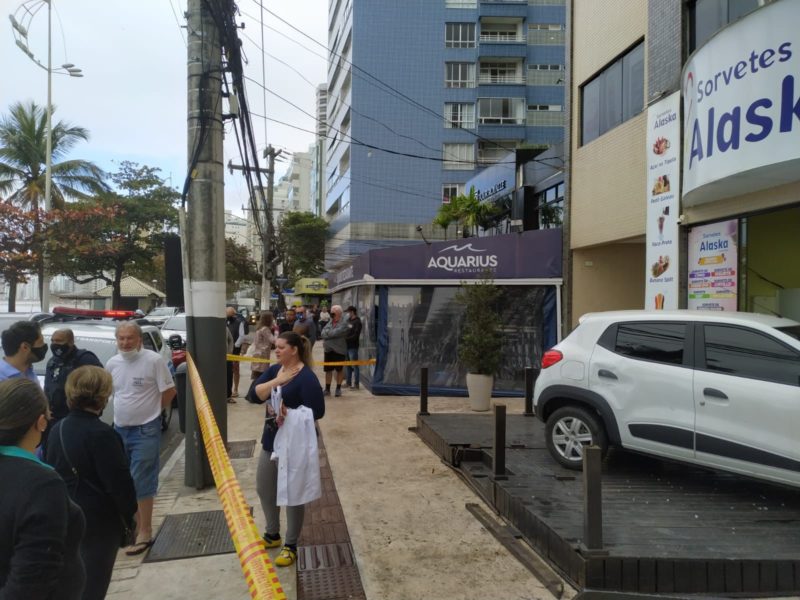 Condutor teria se envolvido em briga de tr&acirc;nsito antes de perder o controle e invadir sorveteria na Avenida Atl&acirc;ntica – Foto: Pol&iacute;cia Militar/Divulga&ccedil;&atilde;o