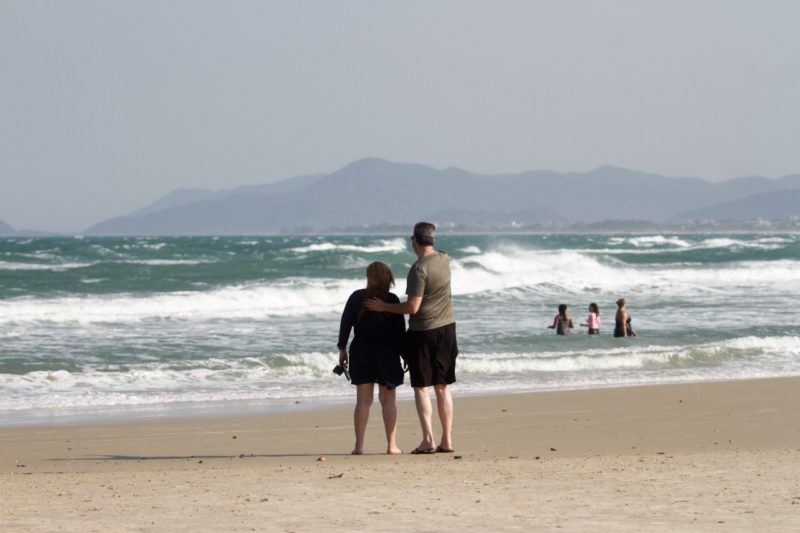 Uma caminhada na praia, uma forma de conectar com a natureza – Foto: Leo Munhoz/ND