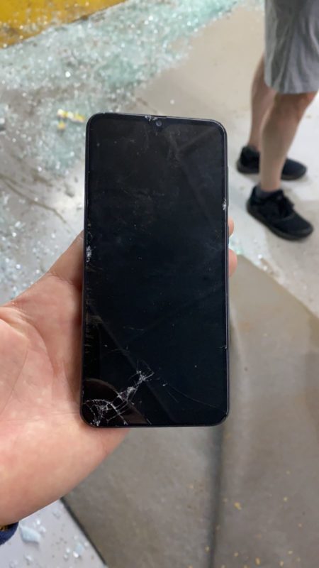 Um dos assaltantes deixou cair um celular no momento do crime – Foto: PM/ND