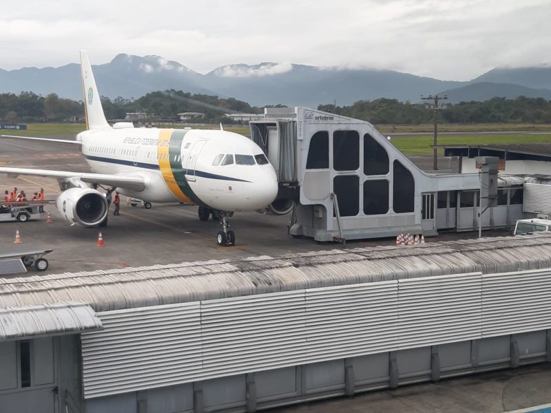 Bolsonaro desembarcou no aeroporto de Joinville às 10h40 – Foto: Thiago Bonin/NDTV