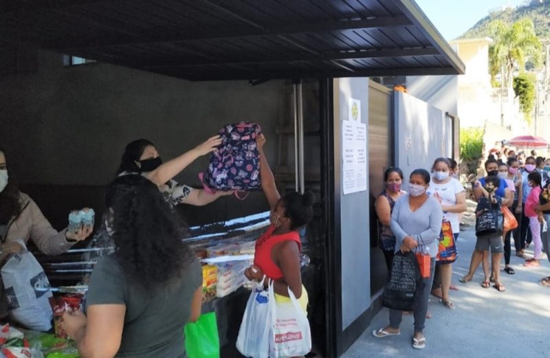 Fila para retirar donativos da Ciranda Solid&aacute;ria se forma cedo – Foto: Divulga&ccedil;&atilde;o/ND