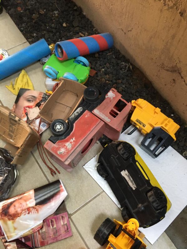 Brinquedos onde a cobra foi encontrada – Foto: CBM SC/Divulgação