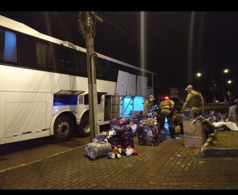 Mercadorias contrabandeadas estavam guardadas na bagagem de dois passageiros do ônibus – Foto: Polícia Militar/ND