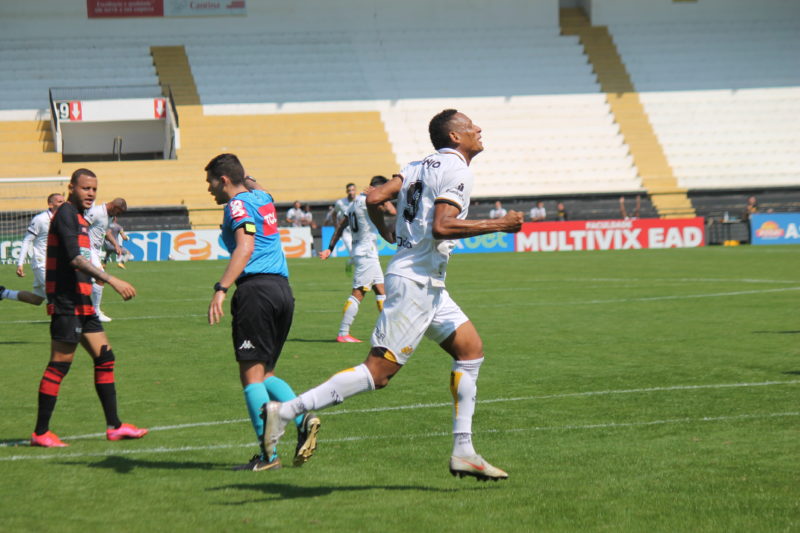 Marcão desencantou e marcou dois gols na vitória do Criciúma sobre o Oeste por 3 a 0, neste domingo (22) – Foto: Celso da Luz/CriciúmaEC/ND