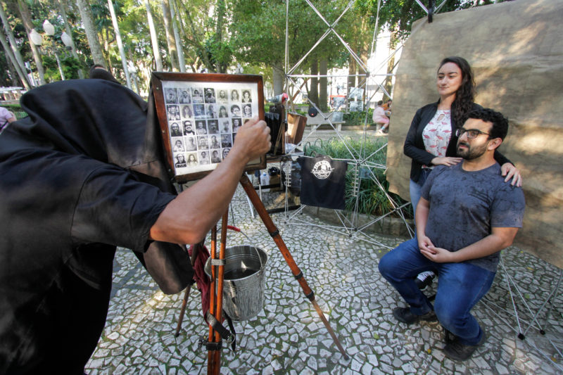 Daise Nunes e Mauricio Luiz registraram o momento na c&acirc;mera lambe-lambe – Foto: Leo Munhoz/ND
