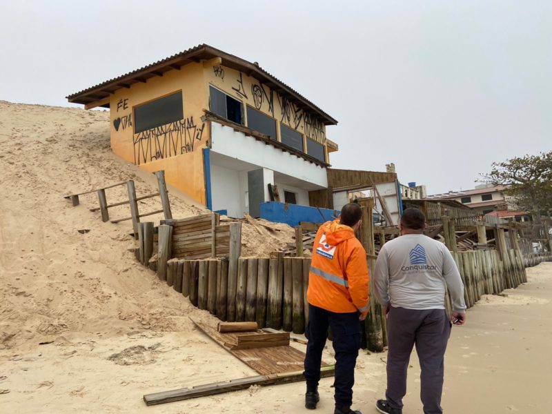 Última residência, das três comprometidas, a ser liberada pela inquilina; demolição, no entanto, não deve acontecer nesta quarta – Foto: Defesa Civil/divulgação