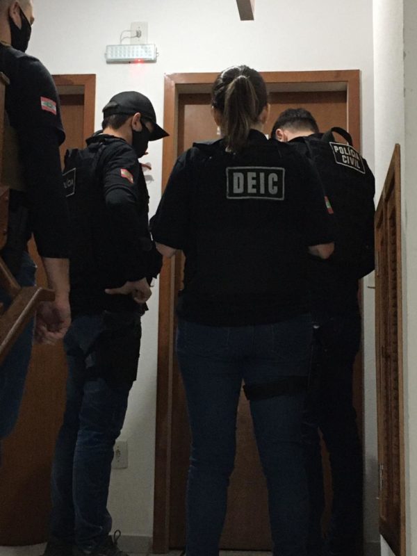 Policiais cumpriram 12 mandados de busca e apreensão – Foto: PCSC/Divulgação/ND