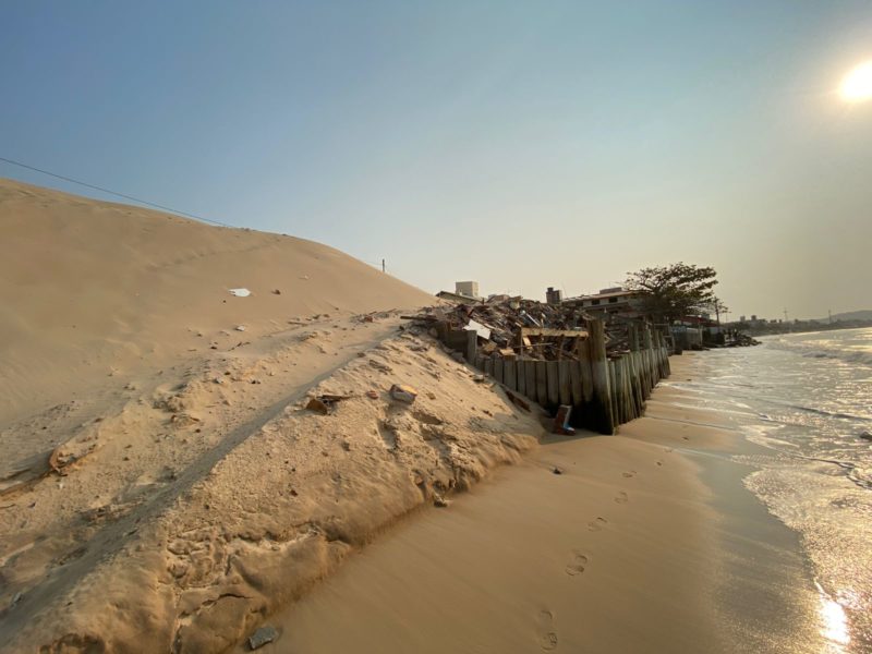 Im&oacute;vel est&aacute; constru&iacute;do em &aacute;rea de APP no bairro dos Ingleses&nbsp; – Foto: Defesa Civil/SC/Divulga&ccedil;&atilde;o/ND