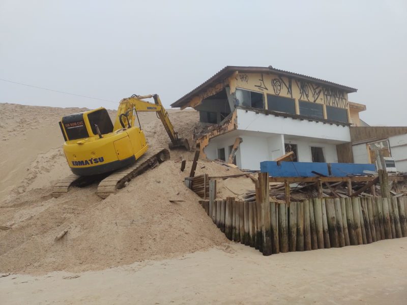 Demoli&ccedil;&atilde;o de casas na praia dos Ingleses – Foto: Paulo Mueller/NDTV