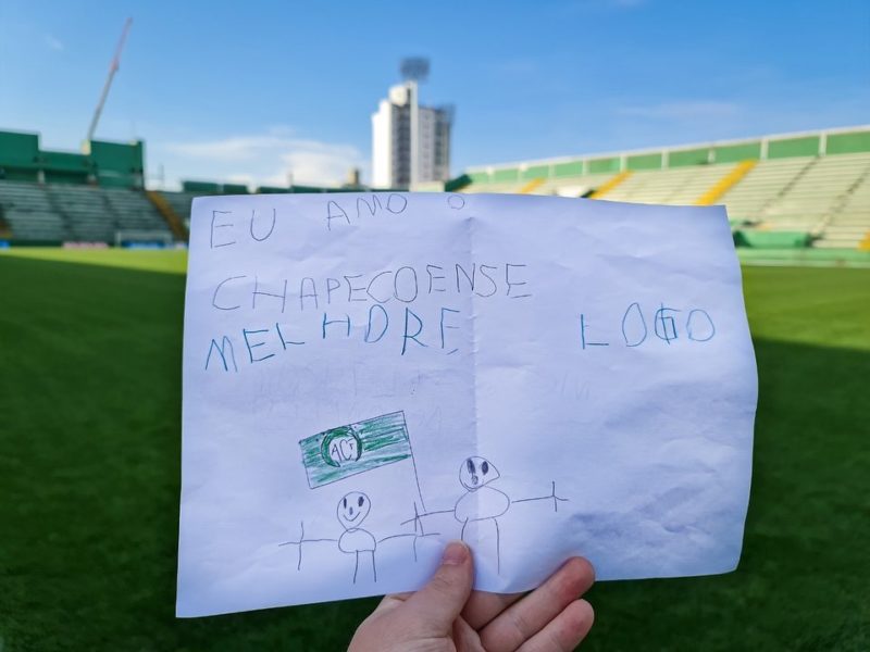 Desenho mostra dois torcedores e uma bandeira do time – Foto: Chapecoense/ND