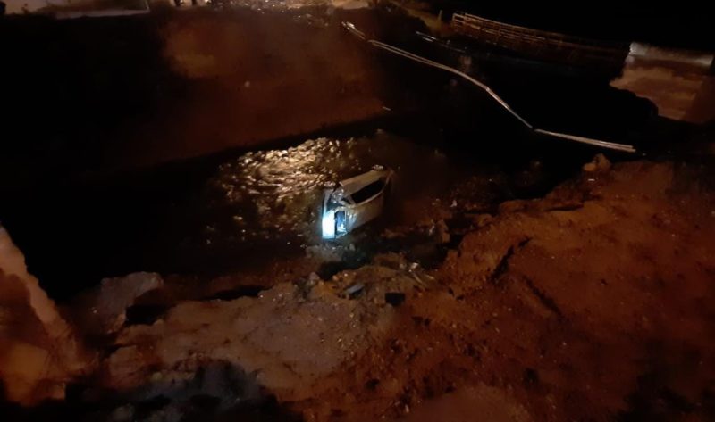 Mais um veículo caiu no local onde havia uma ponte em Brusque – Foto: Divulgação/CBM SC/ND