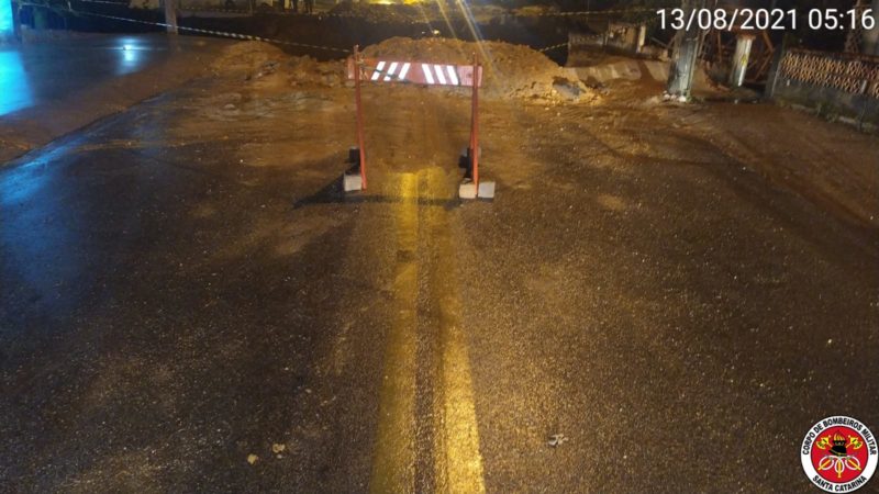 Motorista não respeitou sinalização em frente a ponte caída – Foto: Divulgação/CBM SC/ND