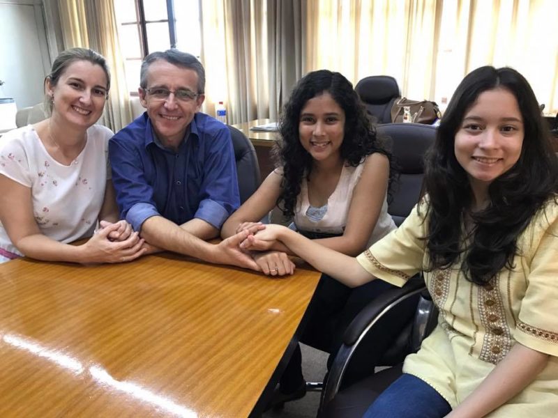 Vicht&oacute;ria Hildebrandt (esquerda) foi atropelada na noite desta ter&ccedil;a-feira (24) – Foto: Divulga&ccedil;&atilde;o/Mario Hildebrandt/ND