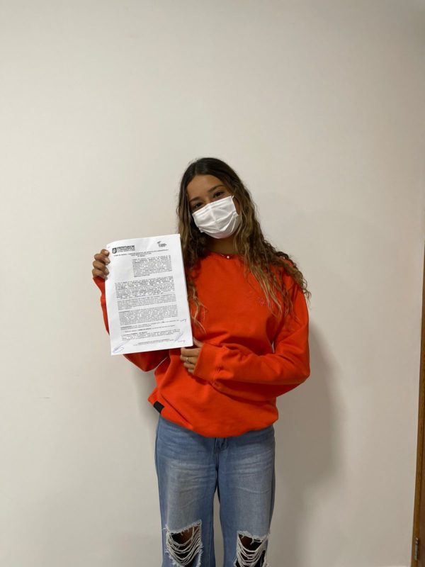 Surfista catarinense &eacute; a primeira a assinar o conv&ecirc;nio Bolsa Desportiva – Foto: Divulga&ccedil;&atilde;o PMF / ND