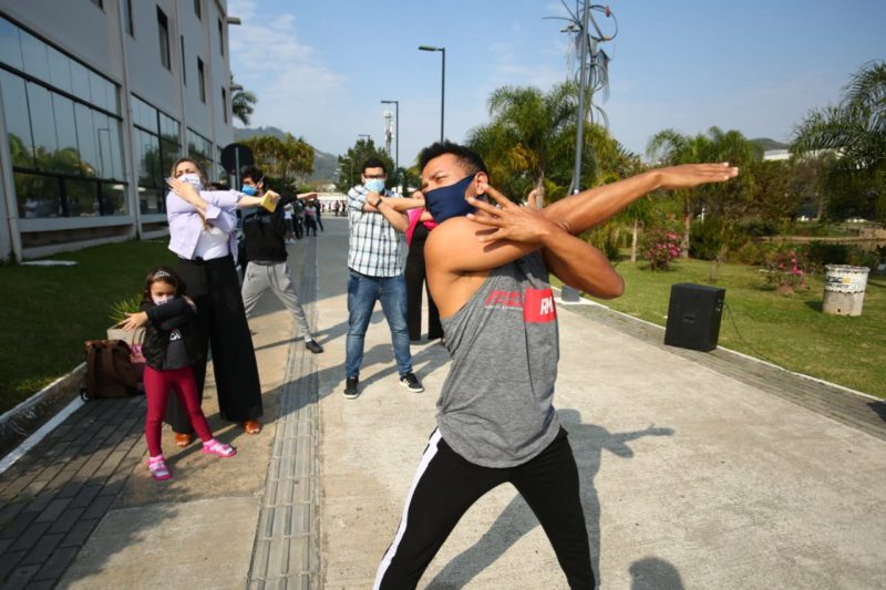 Pessoas recebem aula de alongamento enquanto esperam na fila da vacina – Foto: Divulgação/ PMF/ NS