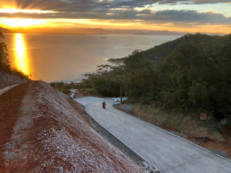 Estrada Francisco Thomas dos Santos recebe pavimentação de lajotas em mais um trecho – Foto: Divulgação/PMF/ND