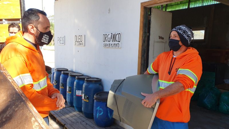 Coletores da Comcap recebem eletroeletrônicos sem uso em ecoponto da Capital – Foto: Divulgação PMF/ND