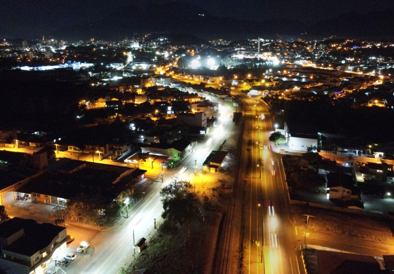 Iluminação com lâmpadas de LED trazem economia e mais segurança à cidade &#8211; Foto: Divulgação/PMJS