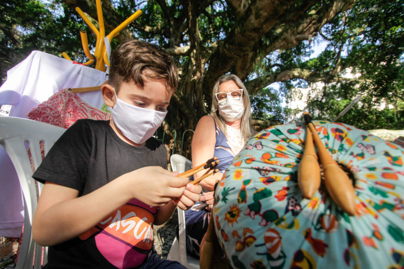 Djordy, seis anos, mostra seu talento na renda de bilro sob o olhar da av&oacute; Landa – Foto: Leo Munhoz/ND