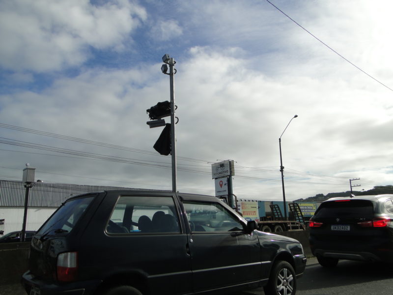 Controlador de velocidade está na BR-101, ainda “disfarçado” por sacos plásticos – Foto: Diogo de Souza/ND