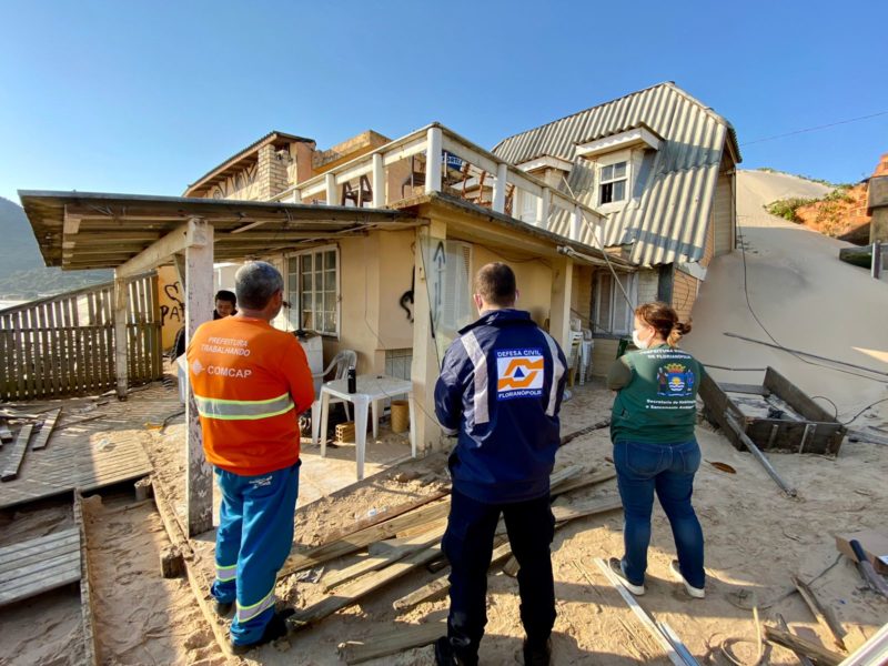 Moradora acompanha remo&ccedil;&atilde;o de bens na casa afetada pelas dunas – Foto: Defesa Civil/Divulga&ccedil;&atilde;o/ND
