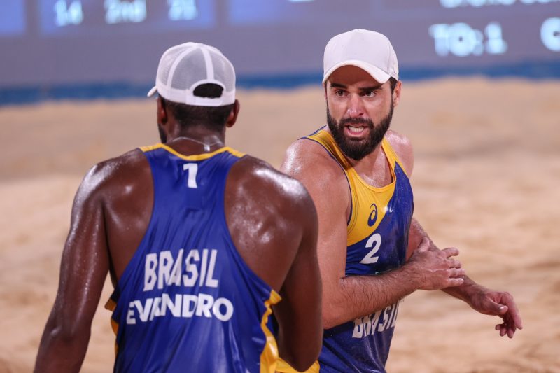 Evandro e Bruno Schmidt, de favoritos, a eliminados nas oitavas – Foto: Wander Roberto/COB