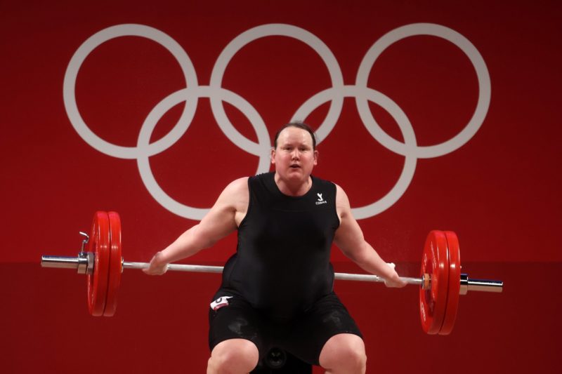 Laurel Hubbard, da Nova Zelândia, se tornou a primeira atleta transgênero dos Jogos Olímpicos – Foto: COI/divulgação