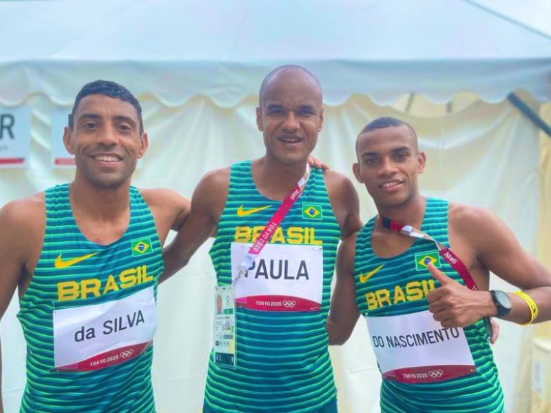 Atletas representantes do Brasil na maratona; Paulo, ao centro, foi o &uacute;nico a concluir a prova. – Foto: Divulga&ccedil;&atilde;o/COB