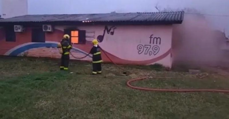Pr&eacute;dio da r&aacute;dio foi bastante danificado pelas chamas; causa s&oacute; poder&aacute; ser esclarecida a partir de trabalho de per&iacute;cia – Foto: Divulga&ccedil;&atilde;o/ND