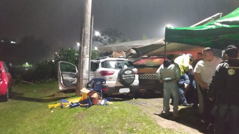 Ve&iacute;culo atinge clientes em barraca de cachorro quente – Foto: Divulga&ccedil;&atilde;o/ND