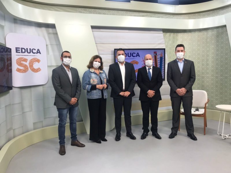 Da esquerda para a direita: coordenador de Tecnologias Luiz Alessandro da Silva; diretora de Ensino Maria Tereza Cobra; secretário de Estado da Educação, Luiz Fernando Vampiro; presidente do Grupo ND, Marcelo Corrêa Petrelli; secretário-adjunto, Vitor Balthazar – Foto: Bruna Stroisch/ND